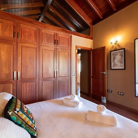 Villa Homeforguest Oasis With Swimming Pool In 4000m2 Garden Triquivijate