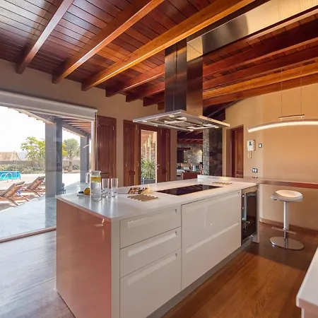 Homeforguest Oasis With Swimming Pool In 4000m2 Garden Villa Triquivijate
